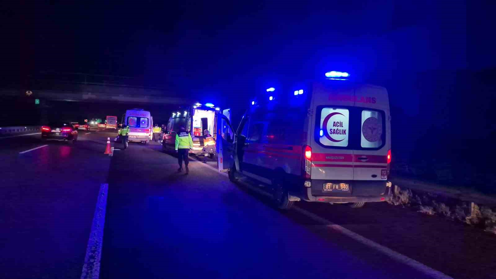 anadolu-otoyolunda-feci-kaza-tir-minibuse-arkadan-carpti-7-yarali