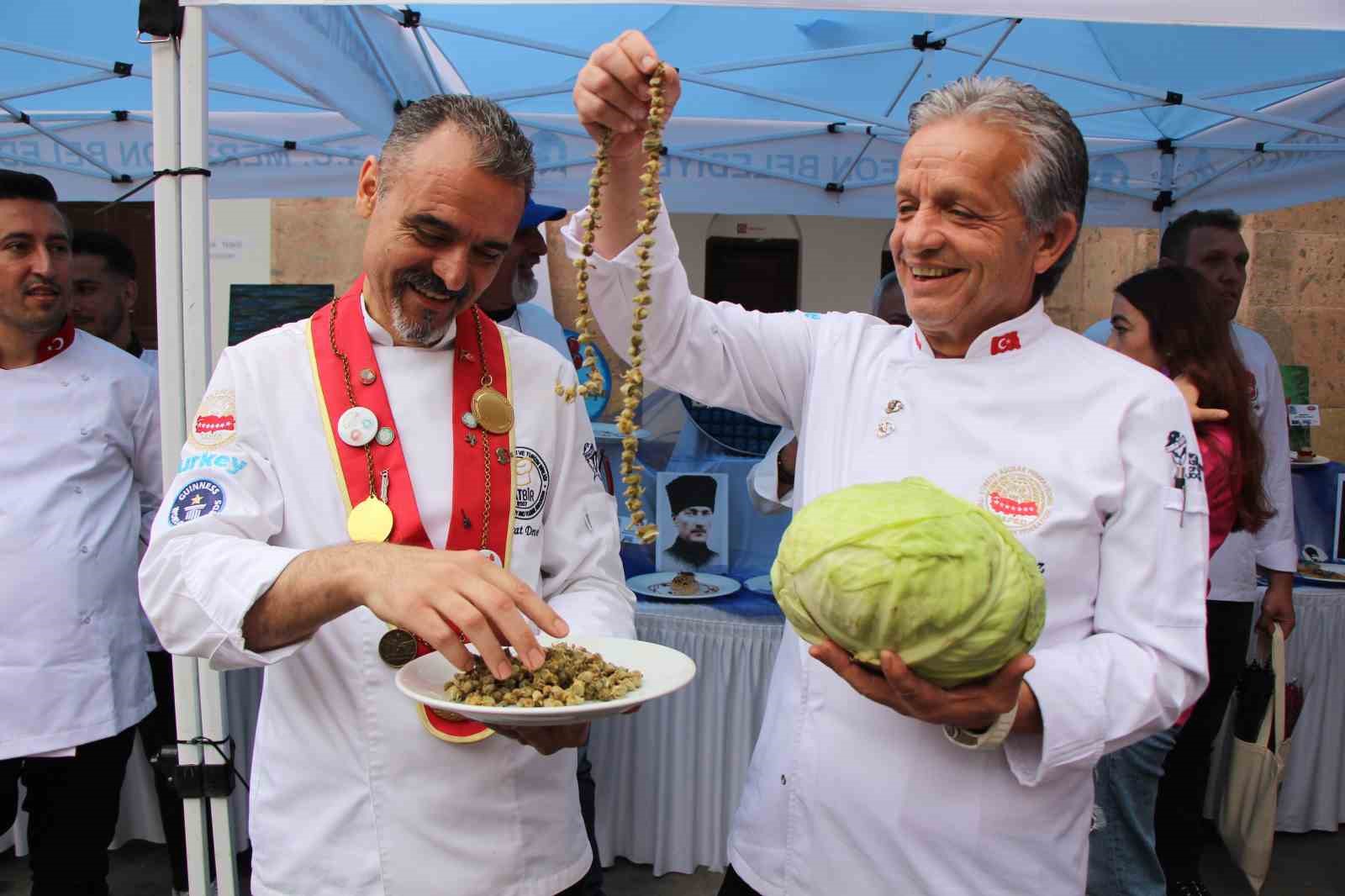anadolunun-600-yillik-ilk-derbisi-gastronomi-festivaline-tasindi-lahanacilar-ve-bamyacilar-yaristi