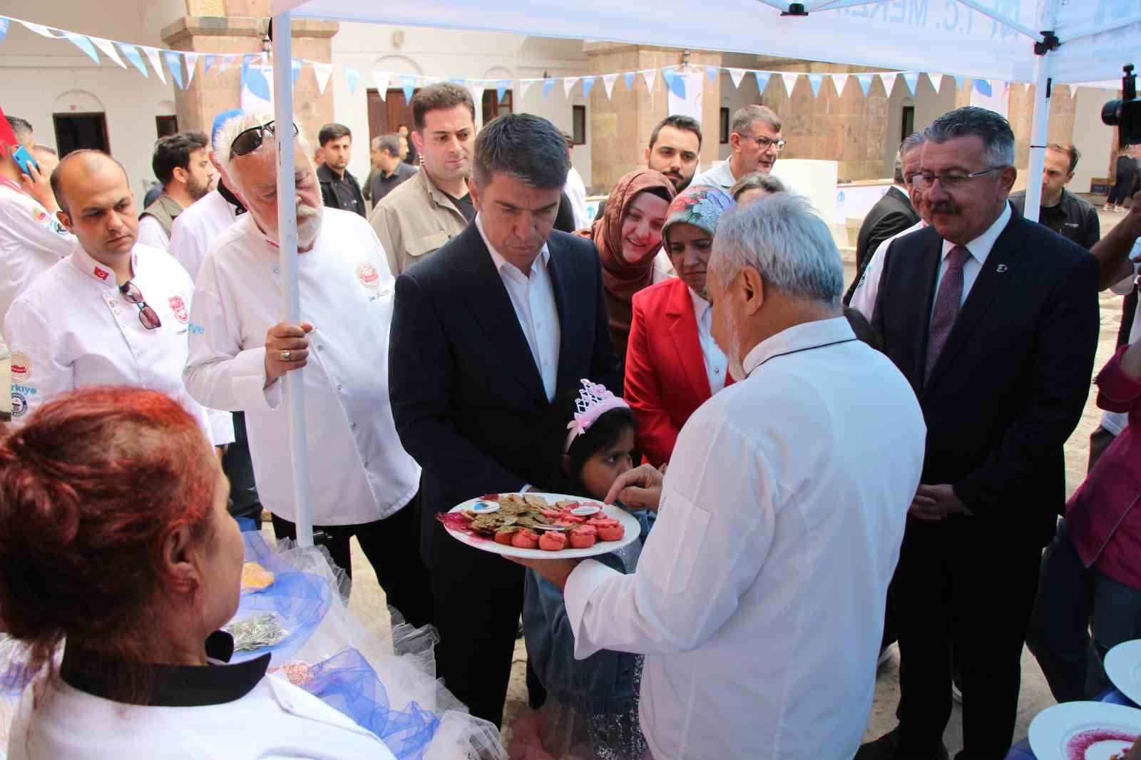 anadolunun-600-yillik-ilk-derbisi-gastronomi-festivaline-tasindi-lahanacilar-ve-bamyacilar-yaristi