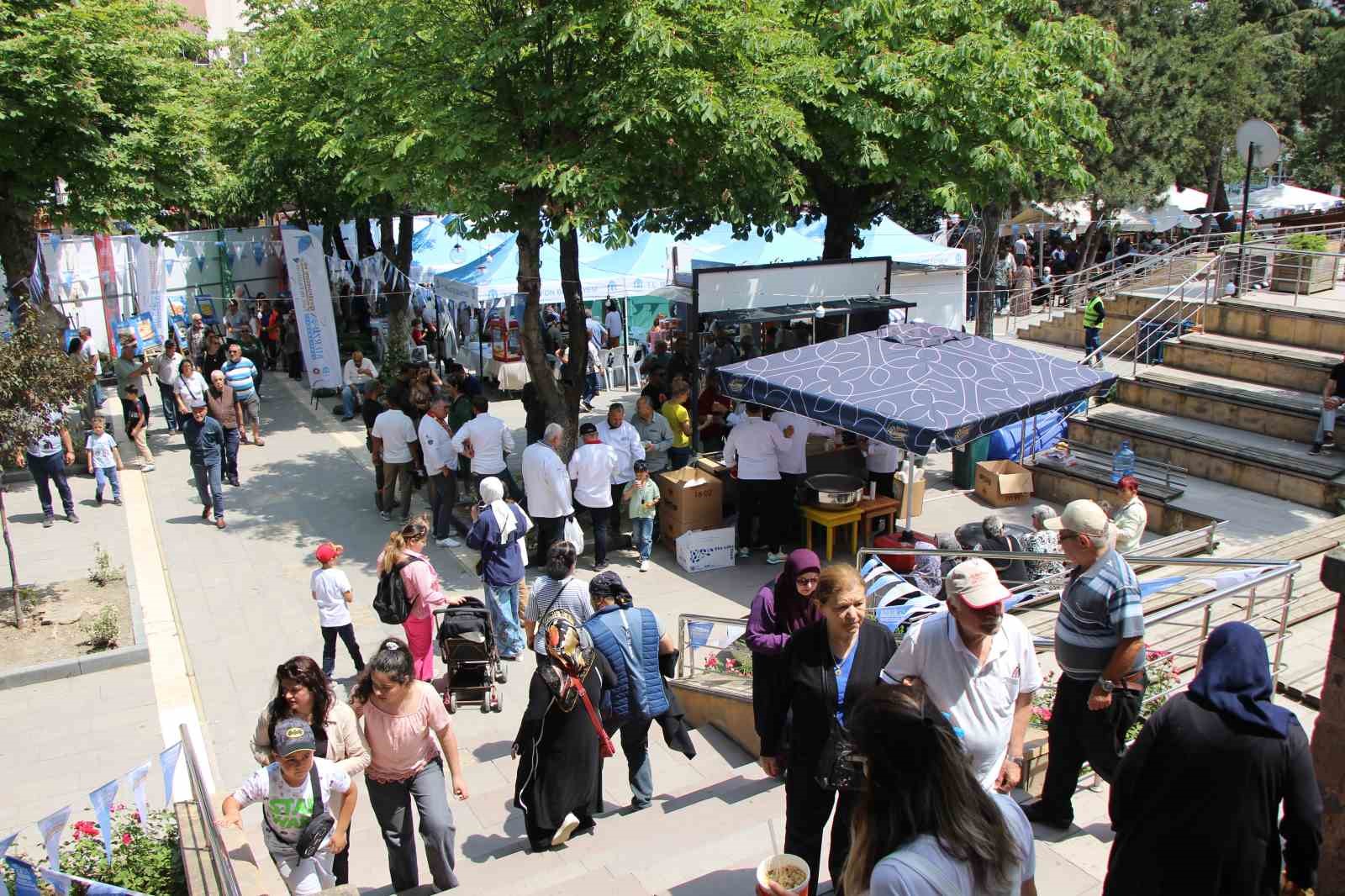 anadolunun-600-yillik-ilk-derbisi-gastronomi-festivaline-tasindi-lahanacilar-ve-bamyacilar-yaristi