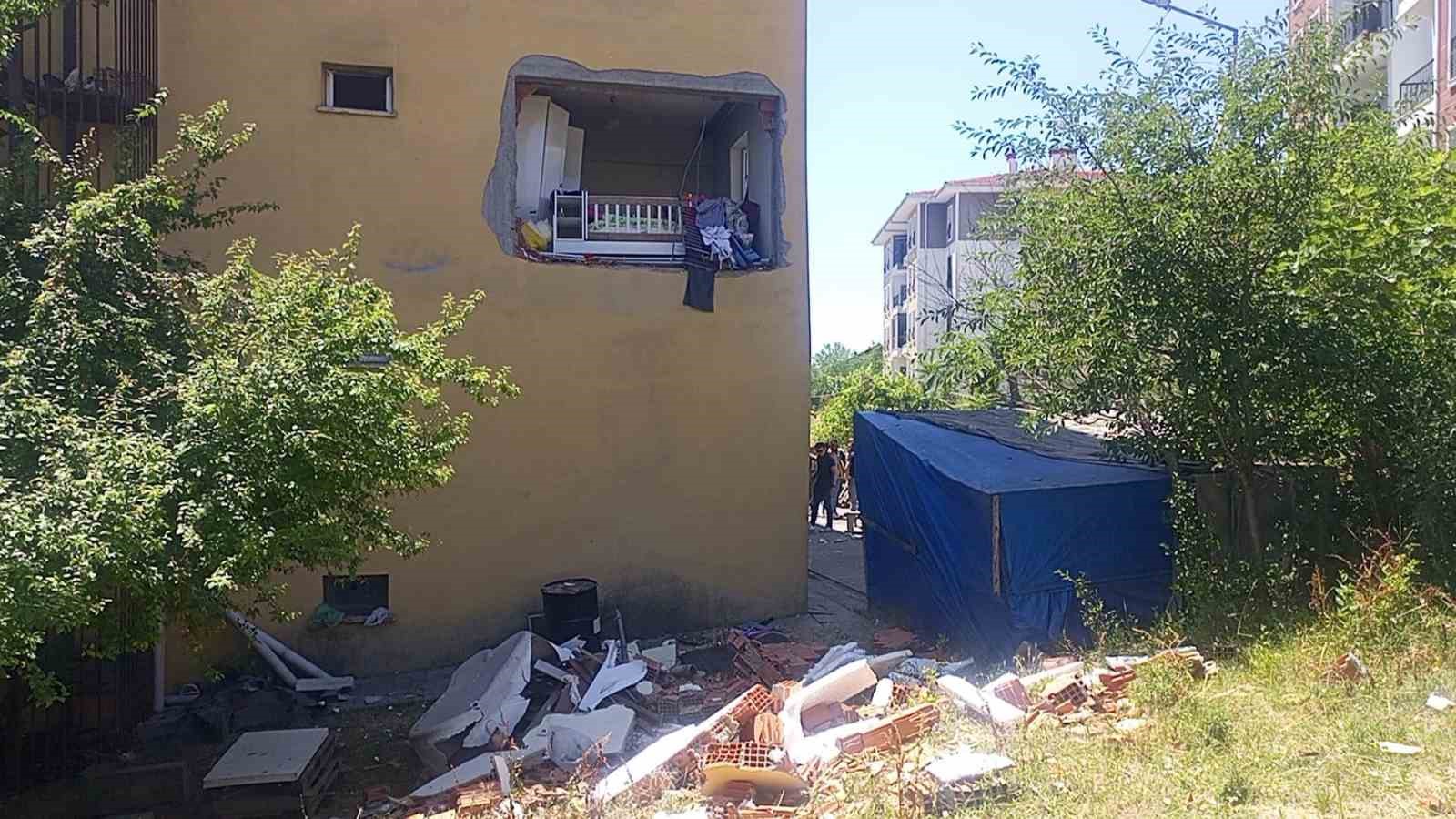 apartmanda-korkutan-patlama-1i-agir-5-yarali