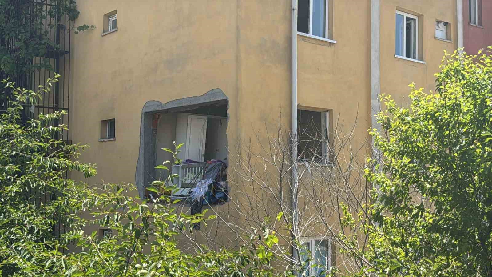 apartmanda-korkutan-patlama-1i-agir-5-yarali