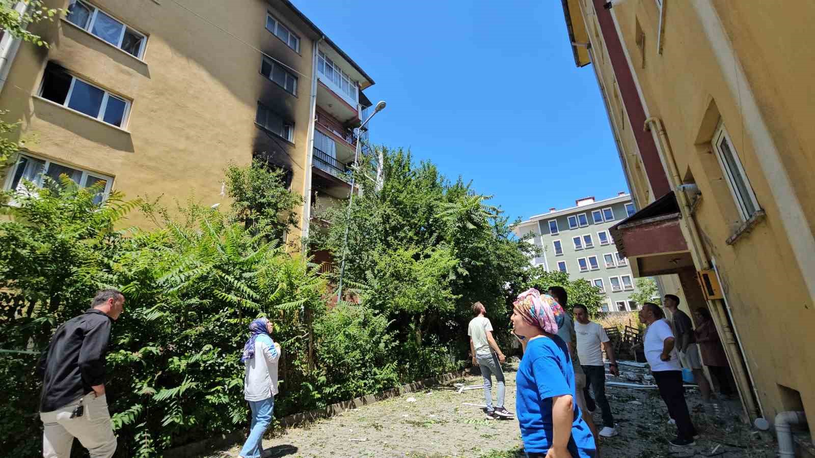 apartmanda-korkutan-patlama-1i-agir-5-yarali