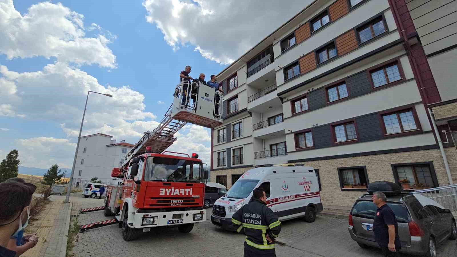 arkadasina-intihar-edecegini-soyledi-polis-ve-itfaiye-balkondan-girerek-kurtardi