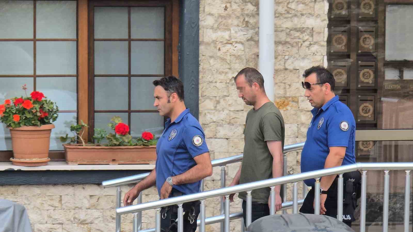 arkadasina-intihar-edecegini-soyledi-polis-ve-itfaiye-balkondan-girerek-kurtardi