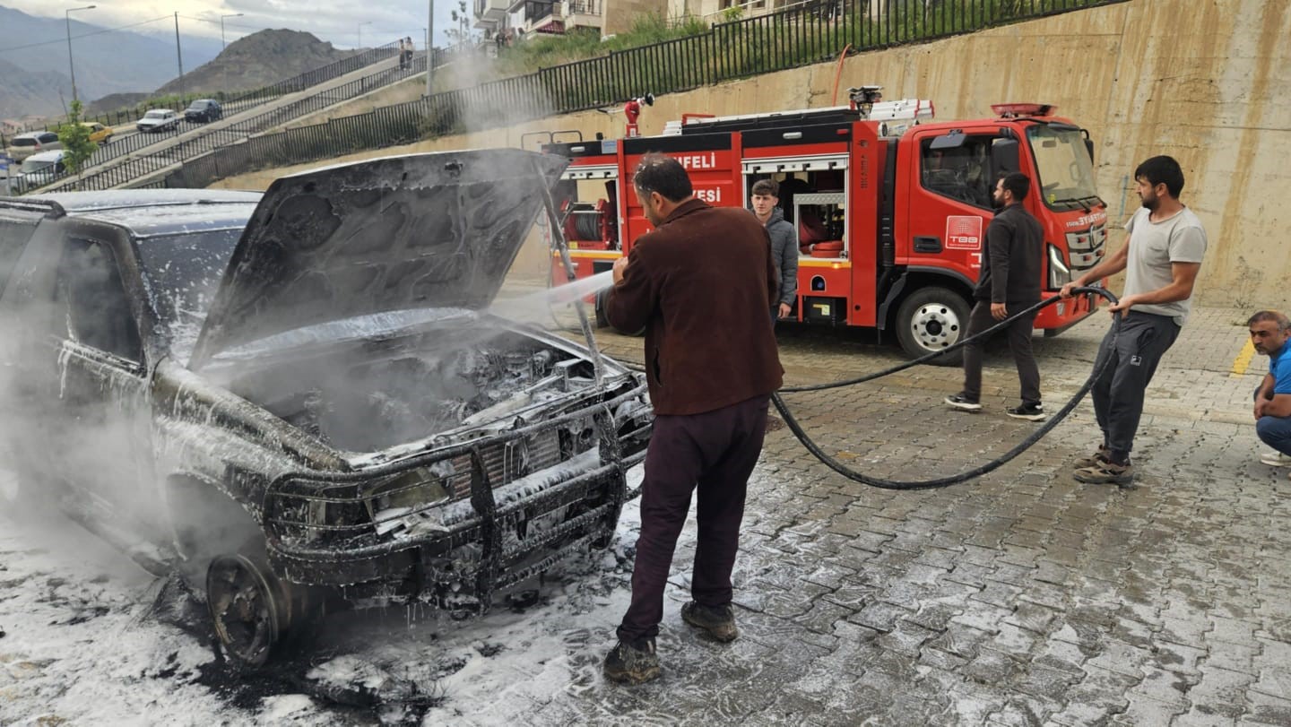 artvinde-seyir-halindeki-otomobil-alev-alev-yandi