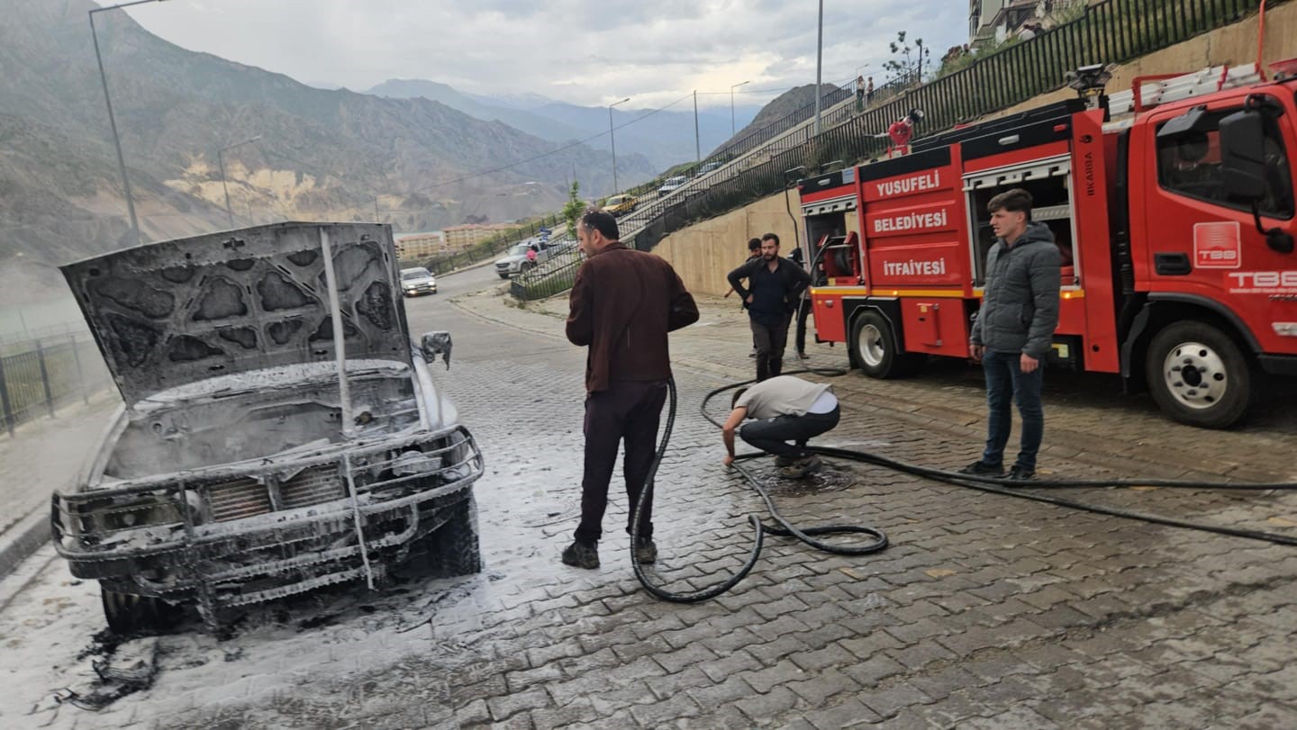 artvinde-seyir-halindeki-otomobil-alev-alev-yandi