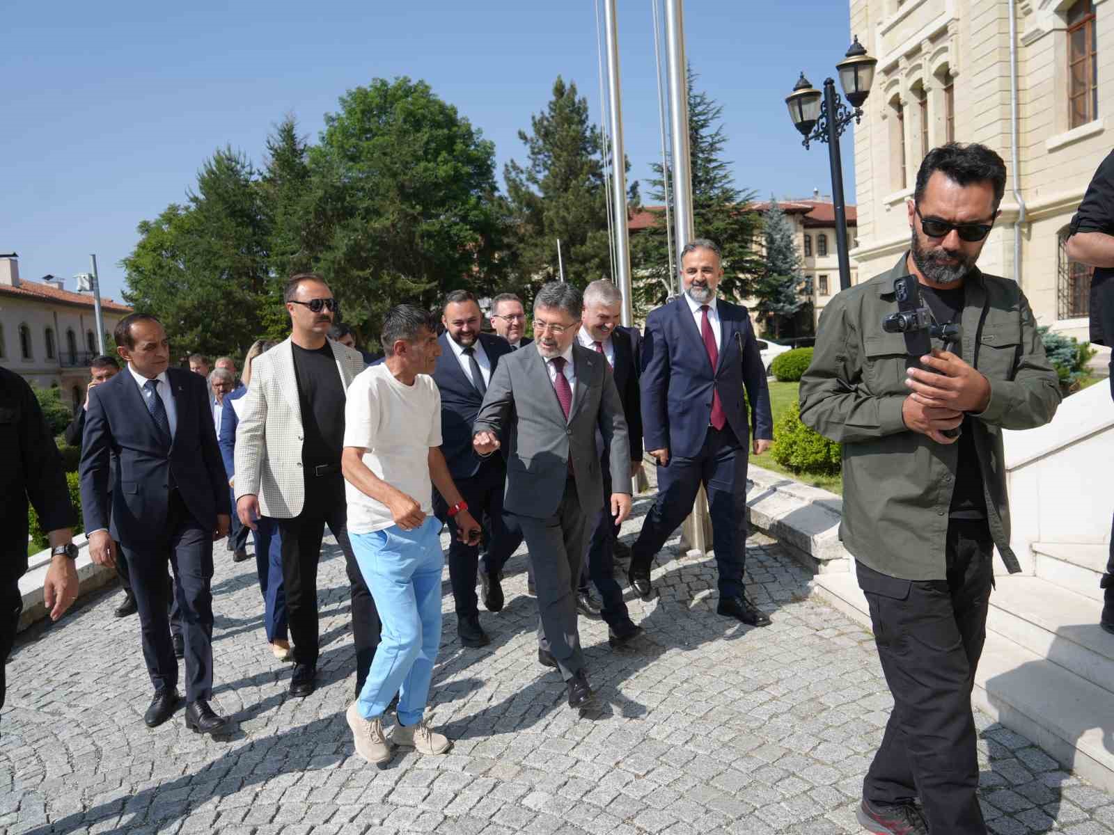 bakan-yumakli-ormanlik-alanlarda-lutfen-ates-yakmayalim