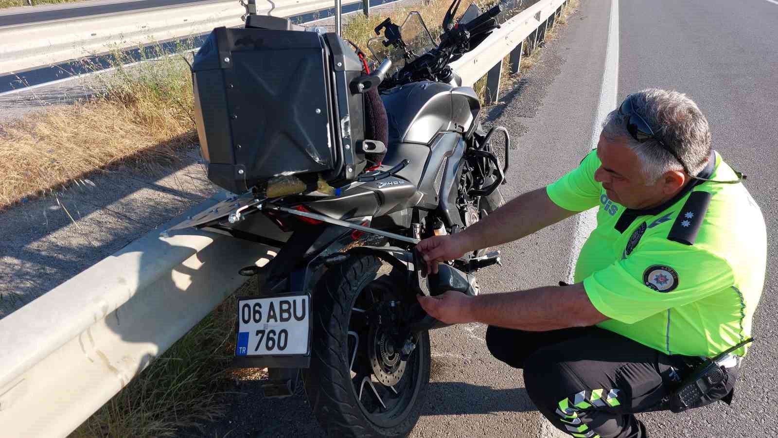 bariyere-carpan-motosiklet-400-metre-suruklendi-surucu-hayatini-kaybetti-kaza-ani-kamerada
