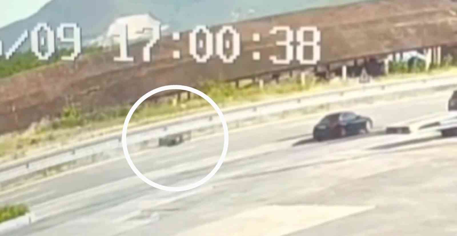 bariyere-carpan-motosiklet-400-metre-suruklendi-surucu-hayatini-kaybetti-kaza-ani-kamerada