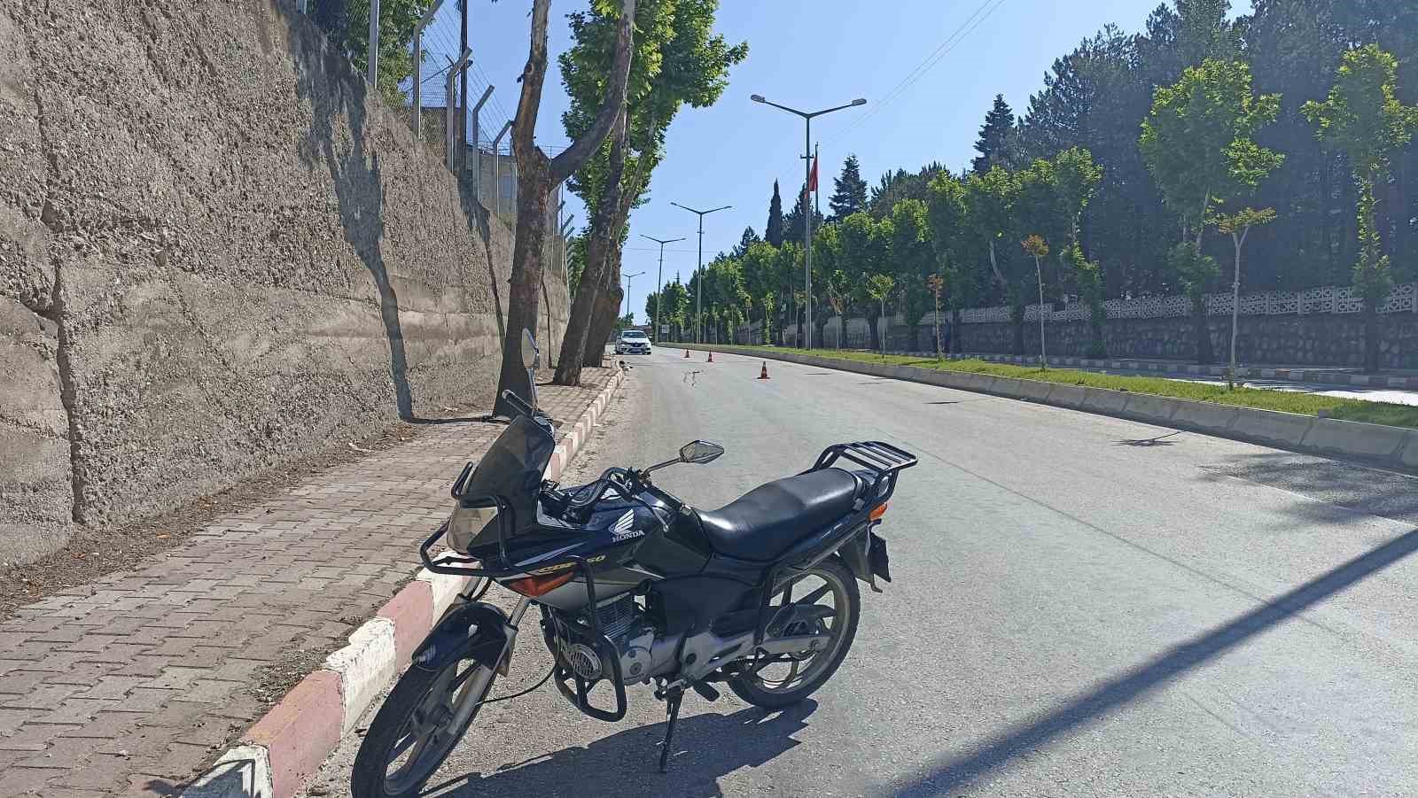 bariyerlere-carpan-motosiklet-surucusu-agir-yaralandi