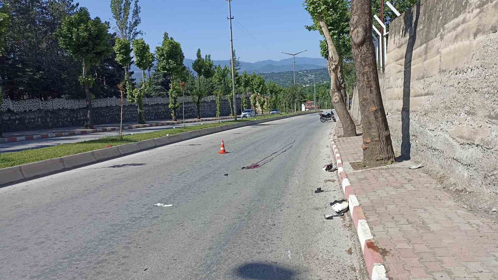 bariyerlere-carpan-motosiklet-surucusu-agir-yaralandi
