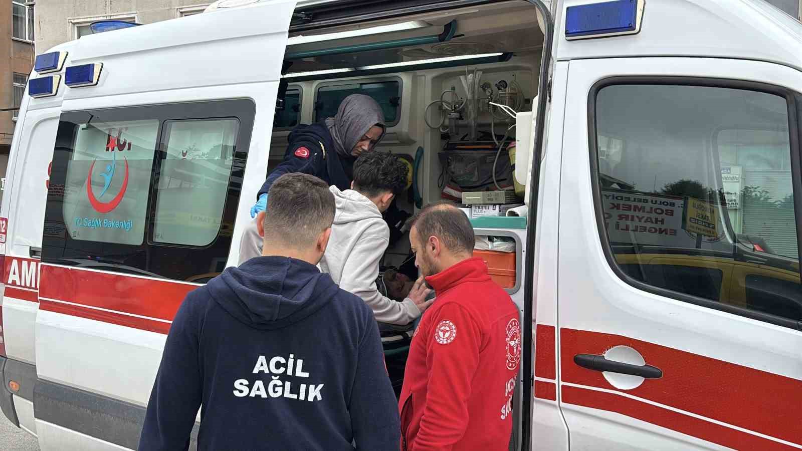 boluda-kafa-kafaya-carpisan-kamyonet-ile-hafif-ticari-aractaki-3-kisi-yaralandi