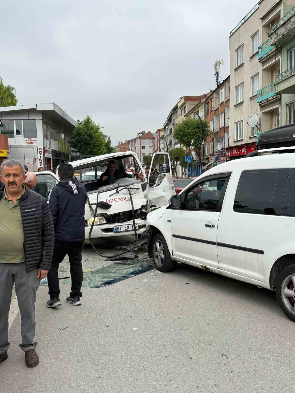 boluda-kafa-kafaya-carpisan-kamyonet-ile-hafif-ticari-aractaki-3-kisi-yaralandi