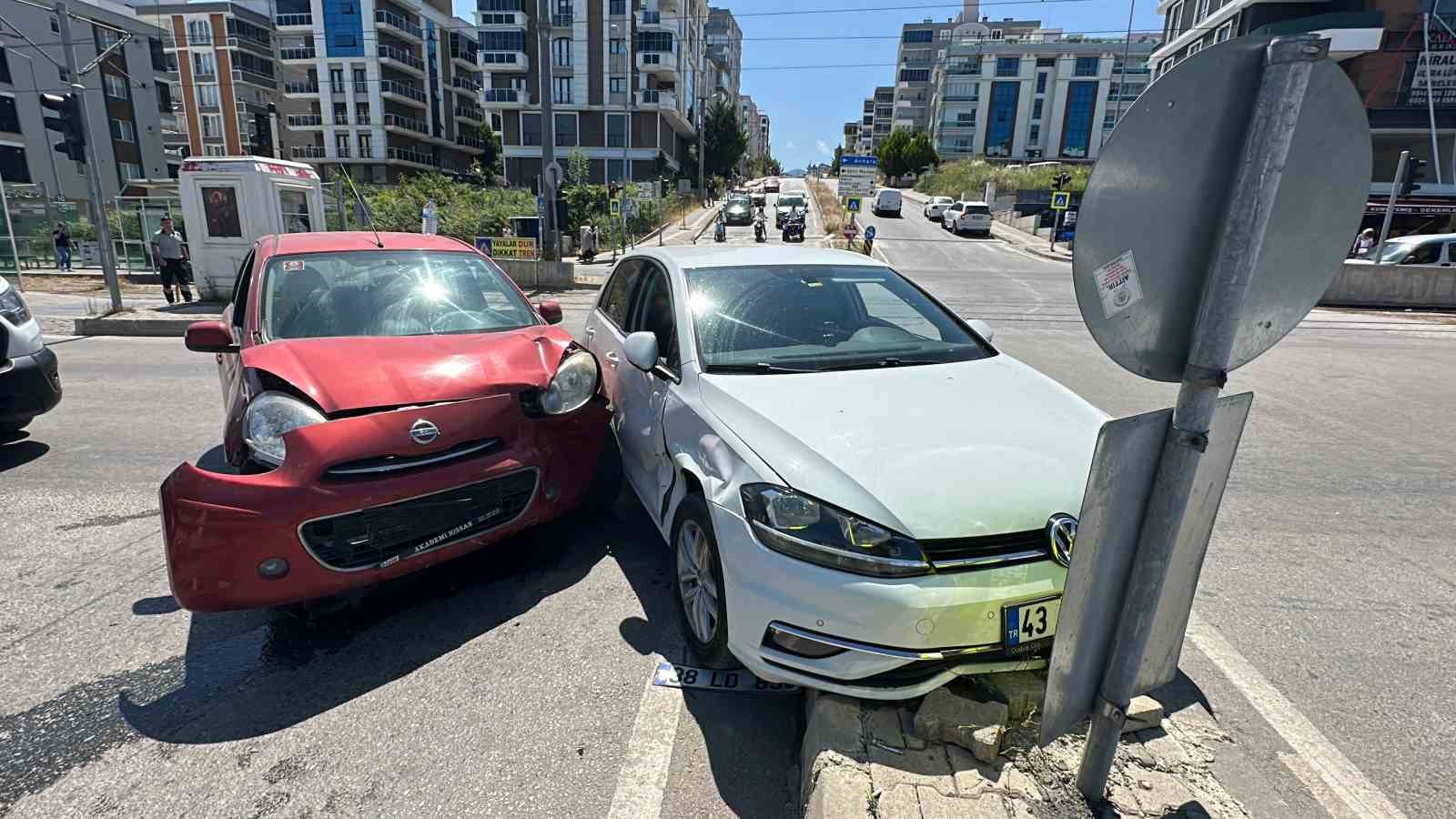 cadde-birlesiminde-otomobiller-carpisti-1-yarali