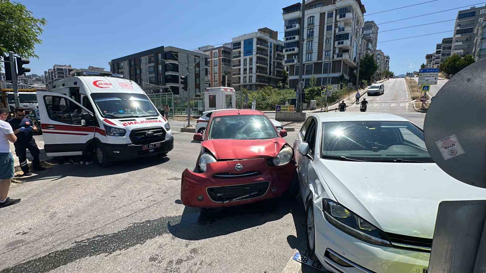 cadde-birlesiminde-otomobiller-carpisti-1-yarali