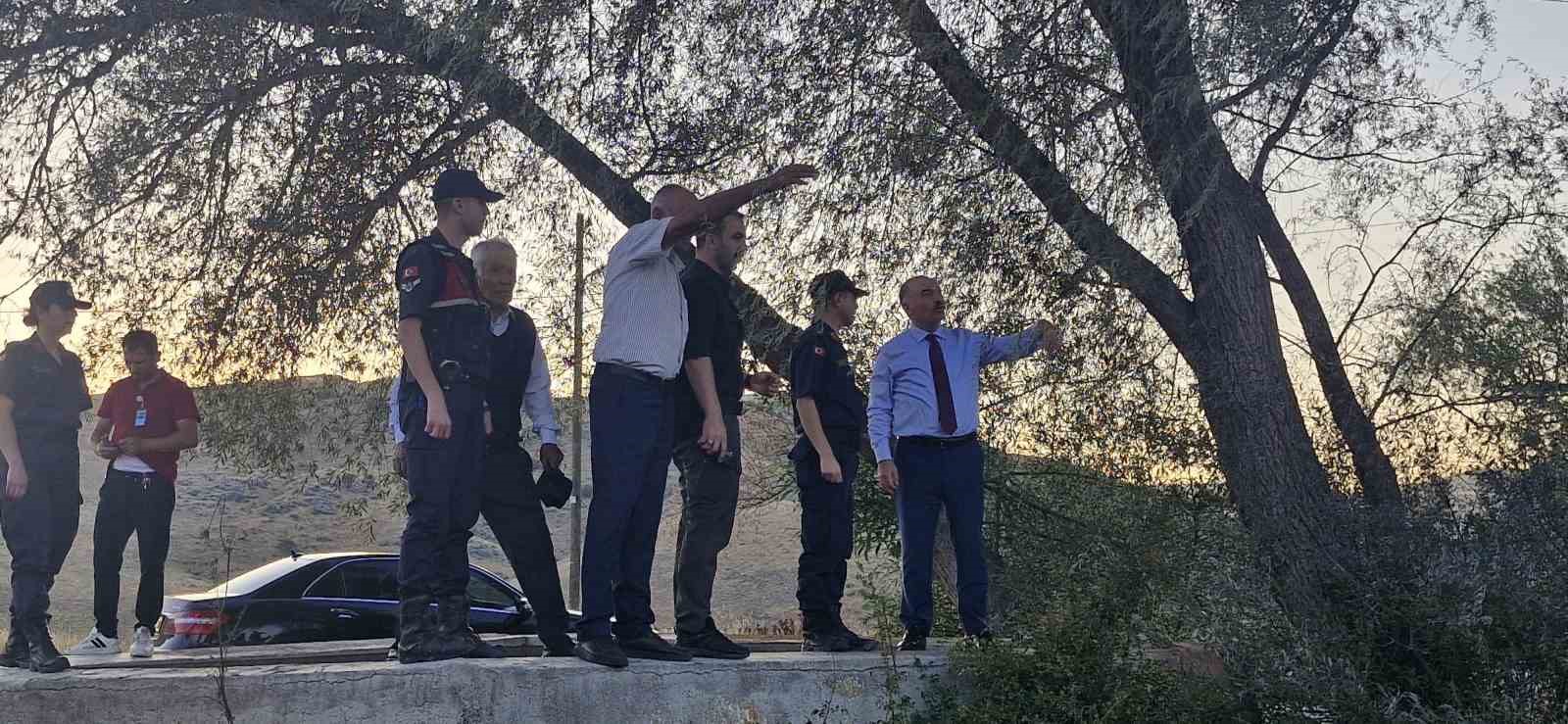 corum-valisi-calgan-yangin-bolgesinde-incelemelerde-bulundu