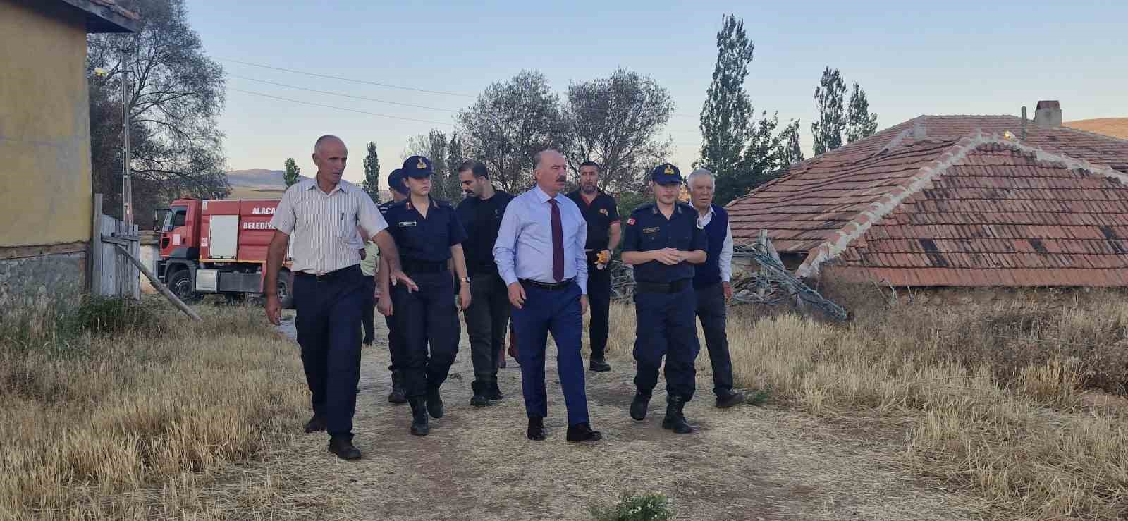 corum-valisi-calgan-yangin-bolgesinde-incelemelerde-bulundu
