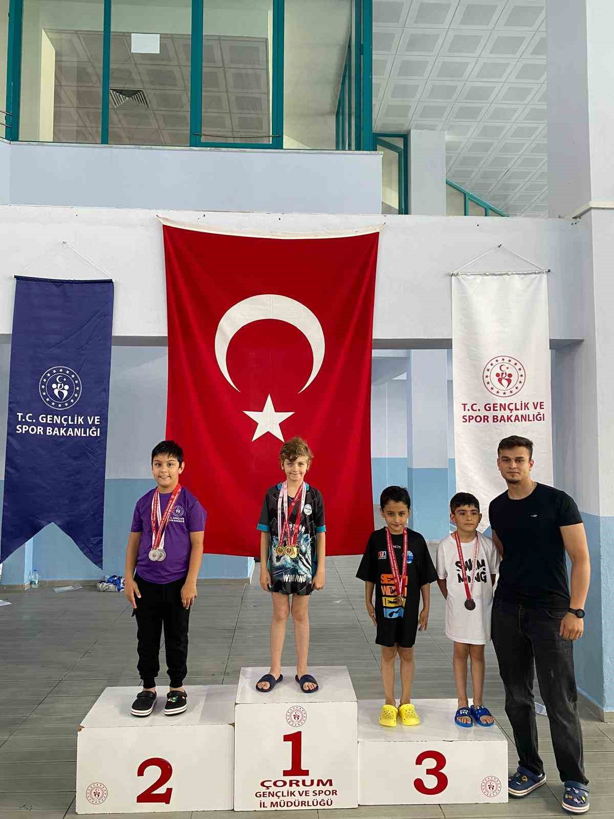 corumda-duzenlenen-yuzme-yarisinda-minik-sporcular-kiyasiya-yaristi