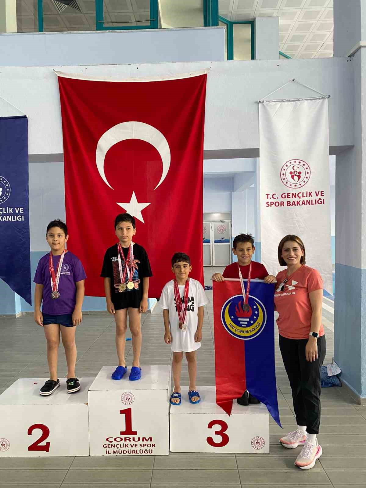 corumda-duzenlenen-yuzme-yarisinda-minik-sporcular-kiyasiya-yaristi