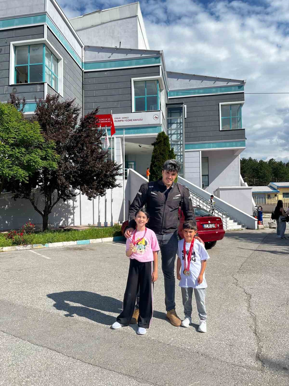 corumda-duzenlenen-yuzme-yarisinda-minik-sporcular-kiyasiya-yaristi