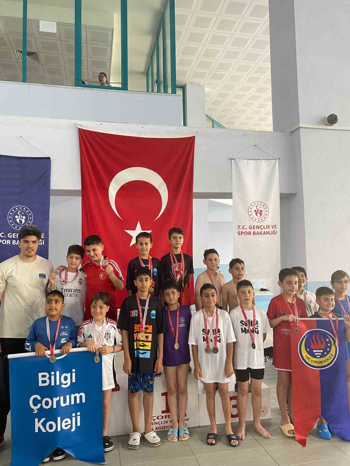 corumda-duzenlenen-yuzme-yarisinda-minik-sporcular-kiyasiya-yaristi