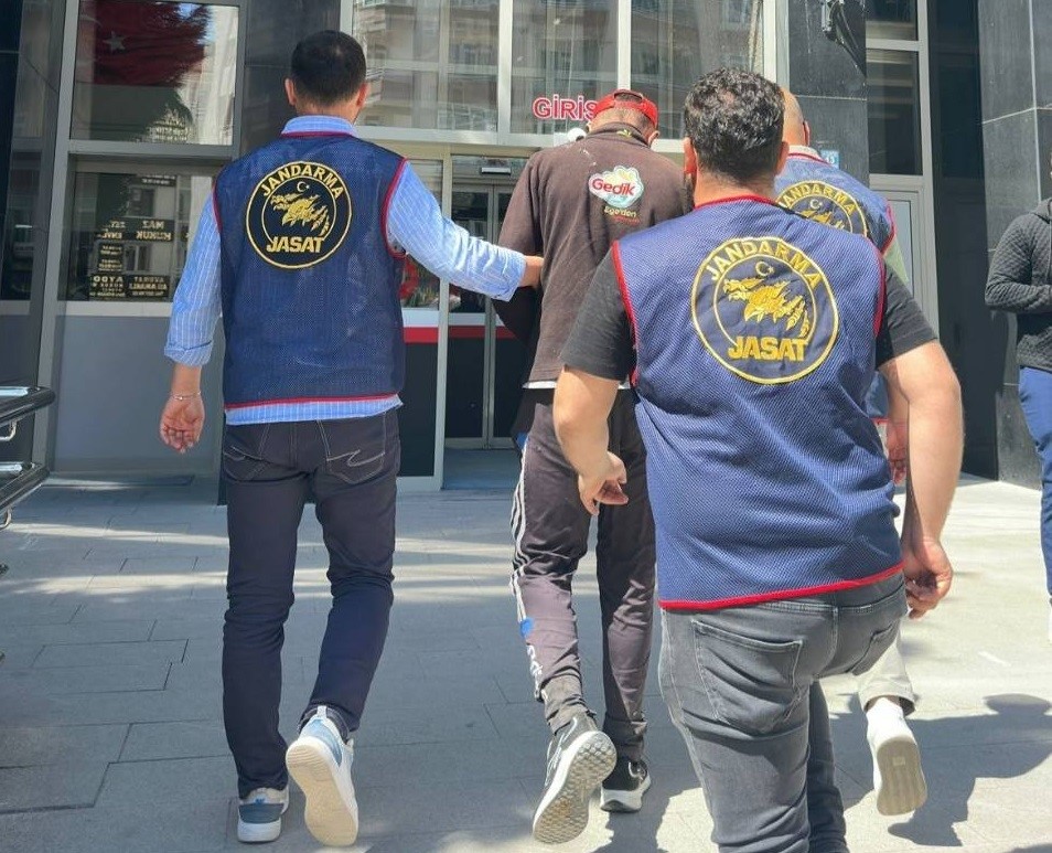 corumda-jandarma-ekipleri-suclululara-gecit-vermiyor-aranan-439-kisi-yakalandi