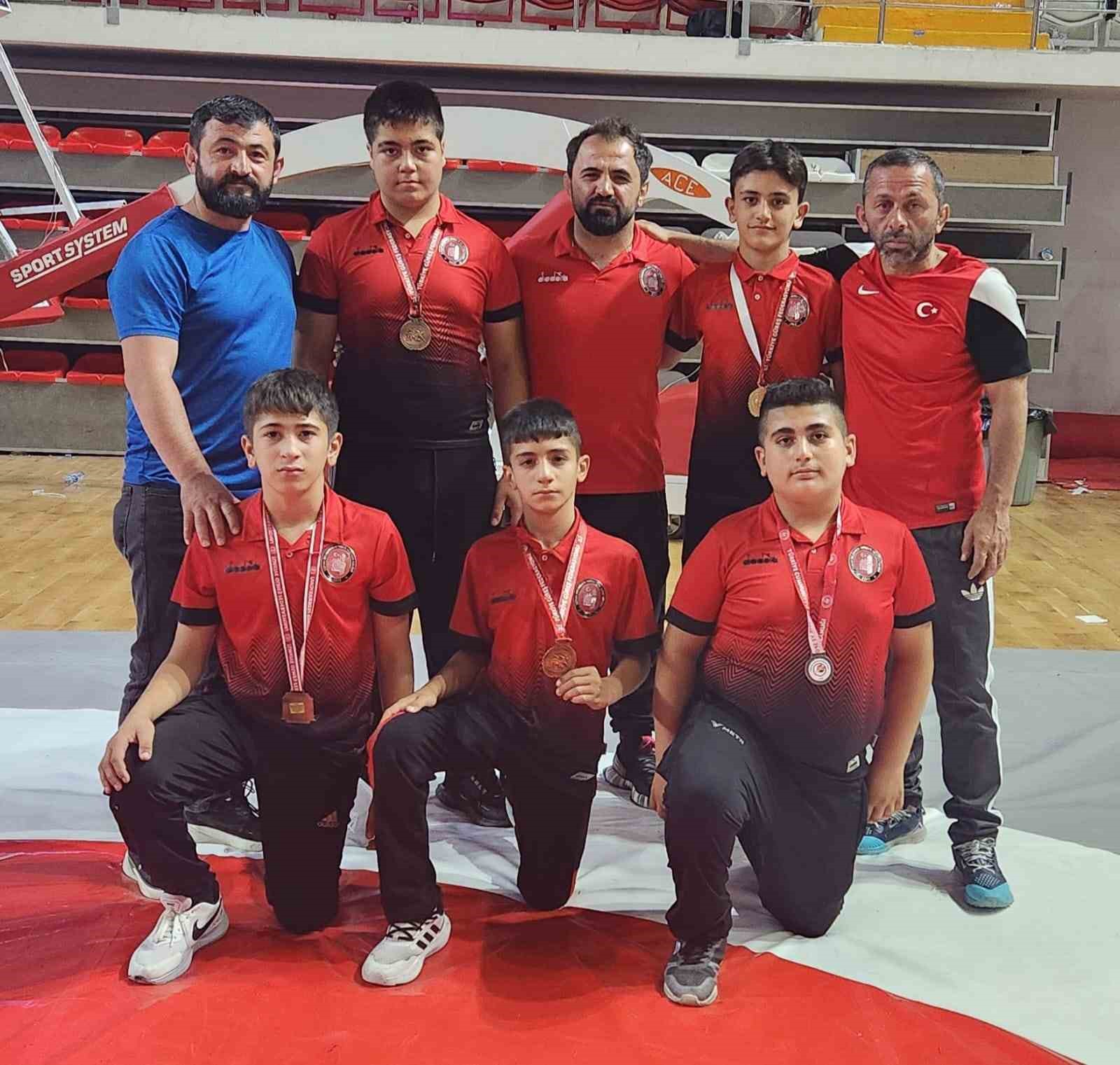 corumlu-gurescilerden-turkiye-sampiyonasinda-buyuk-basari