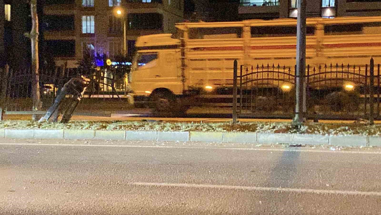 demir-korkuluklara-carpan-otomobildeki-2-kisi-yaralandi