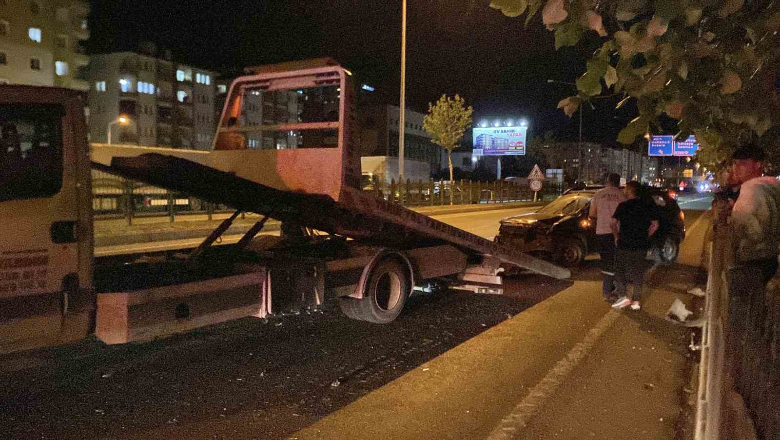 demir-korkuluklara-carpan-otomobildeki-2-kisi-yaralandi
