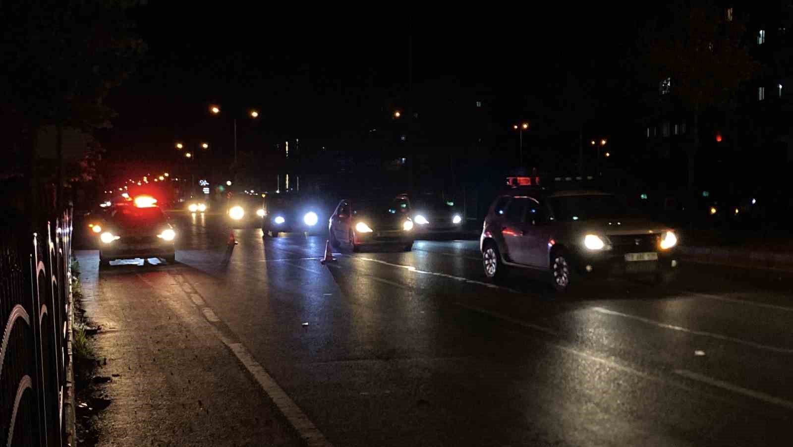demir-korkuluklara-carpan-otomobildeki-2-kisi-yaralandi