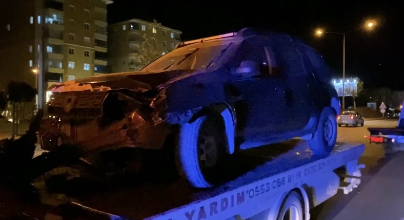 demir-korkuluklara-carpan-otomobildeki-2-kisi-yaralandi