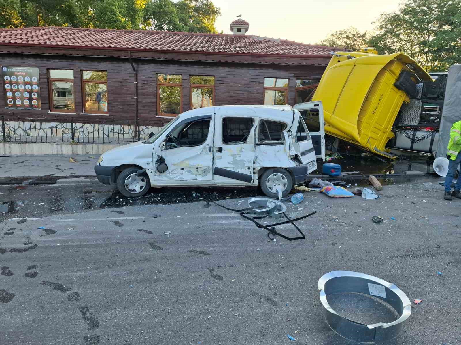 devrilen-tir-ortaligi-savas-alanina-cevirdi-1-yarali