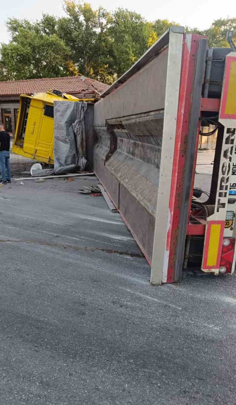 devrilen-tir-ortaligi-savas-alanina-cevirdi-1-yarali