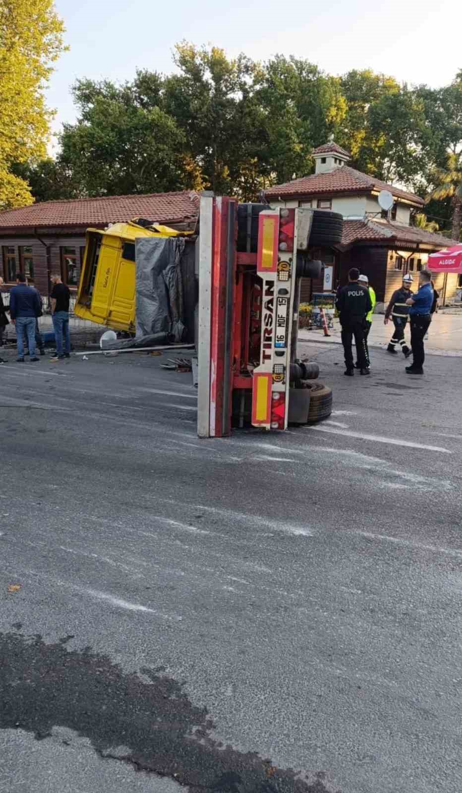 devrilen-tir-ortaligi-savas-alanina-cevirdi-1-yarali