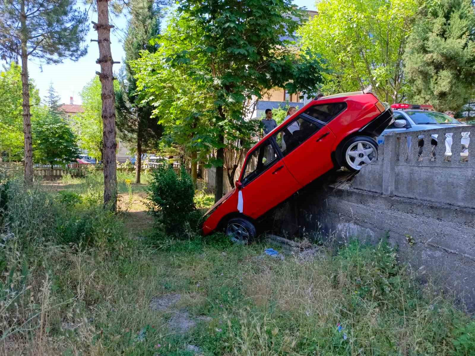 direksiyonu-kilitlenen-otomobil-apartman-bahcesine-dustu