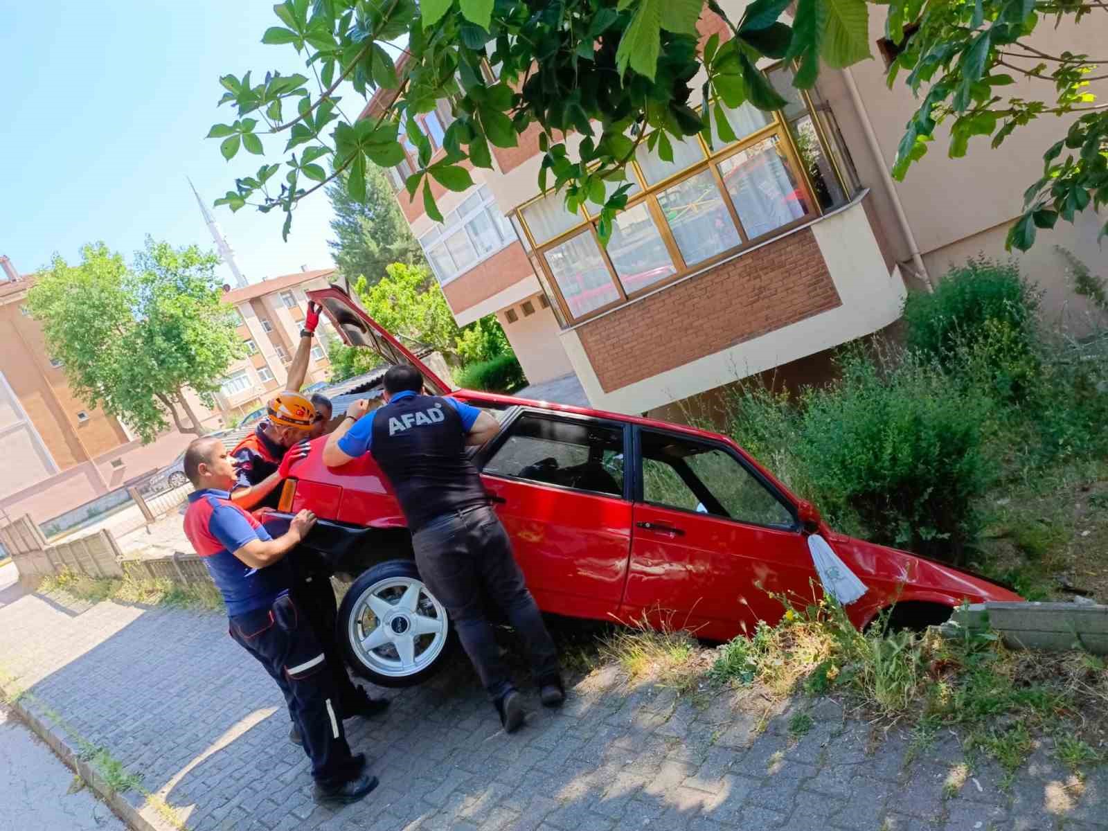 direksiyonu-kilitlenen-otomobil-apartman-bahcesine-dustu