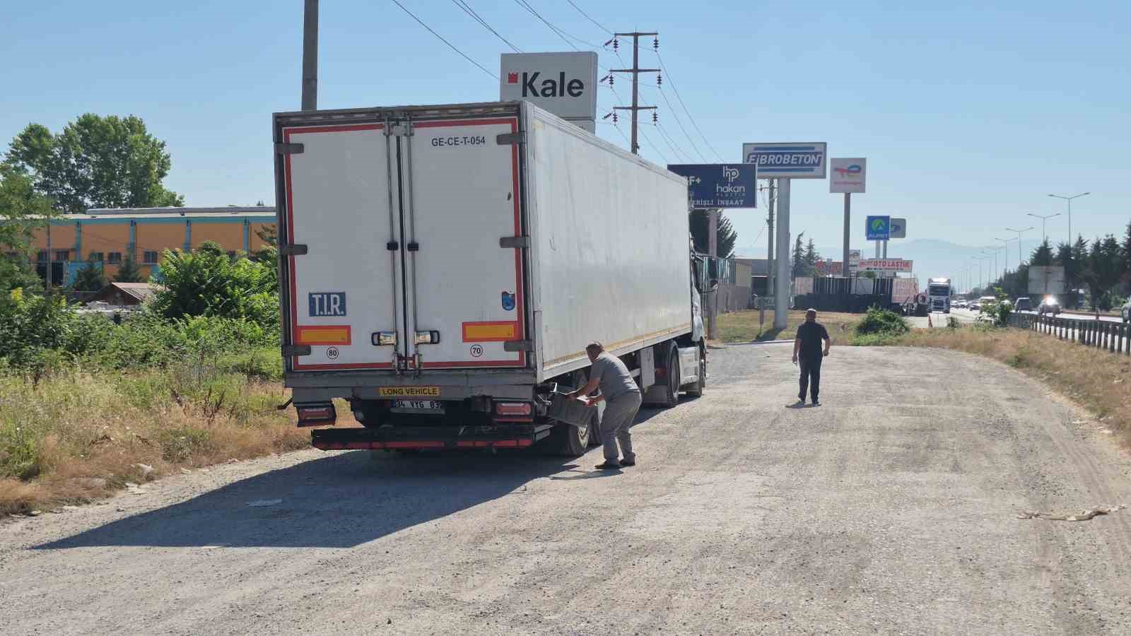 duzcede-2-servis-araci-ve-tir-kazaya-karisti-6-yarali