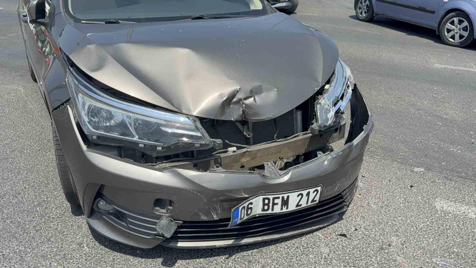 duzcede-otomobiller-carpisti-yolcu-aracta-sikisti-3-yarali