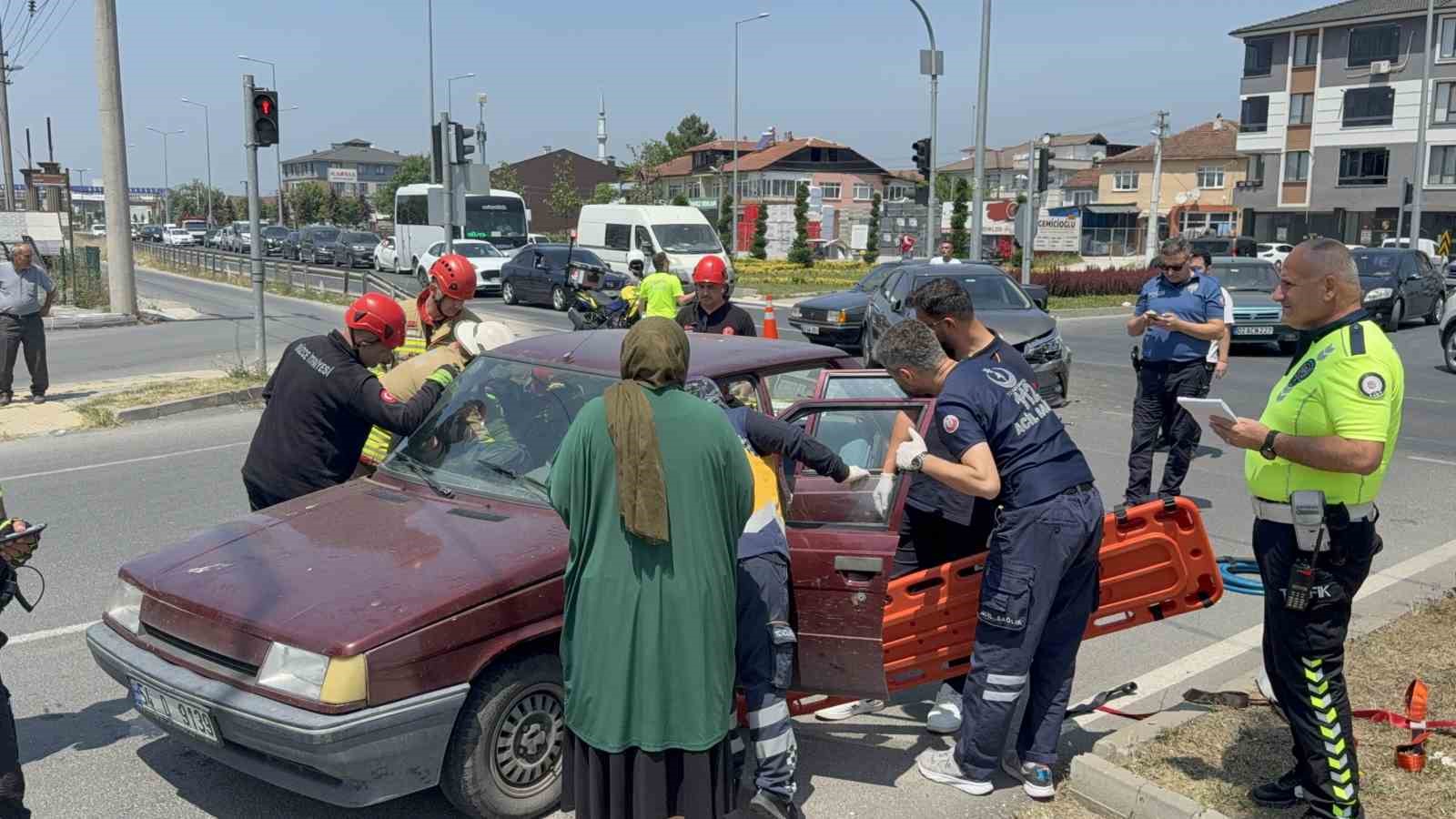 duzcede-otomobiller-carpisti-yolcu-aracta-sikisti-3-yarali