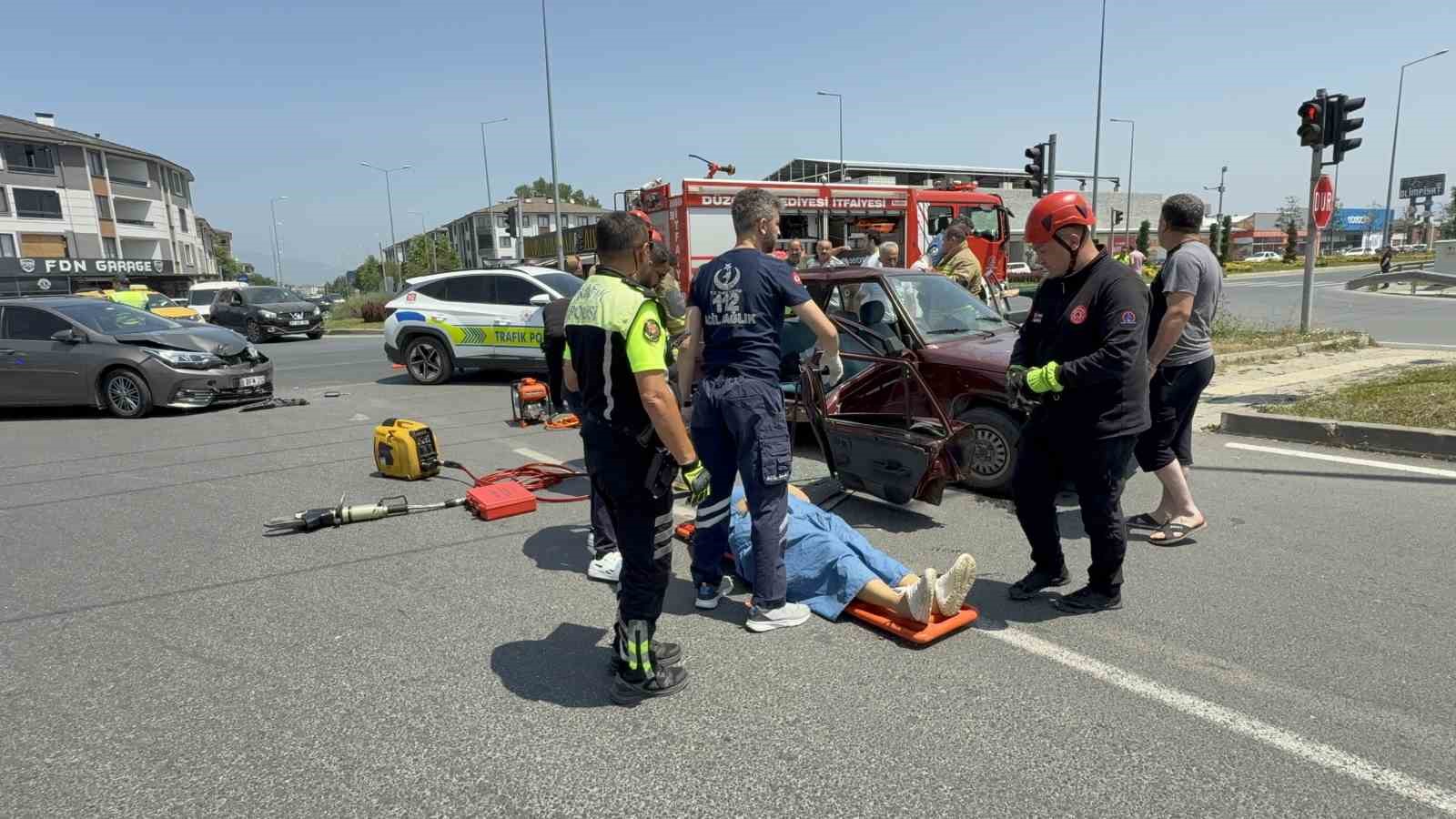 duzcede-otomobiller-carpisti-yolcu-aracta-sikisti-3-yarali