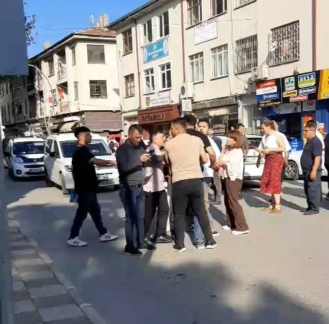 gazinin-trafikte-darp-edildigi-anlar-kameraya-yansidi