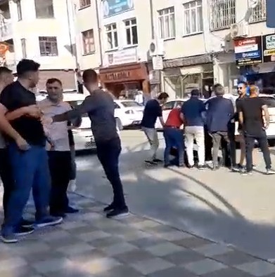 gazinin-trafikte-darp-edildigi-anlar-kameraya-yansidi