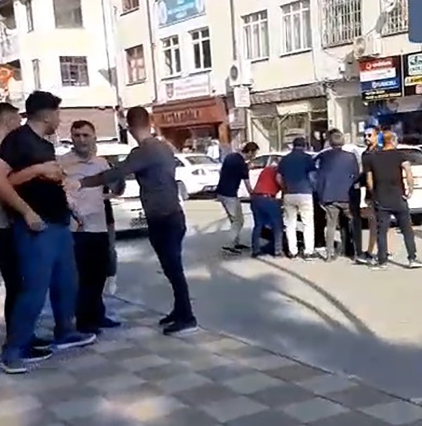 gazinin-trafikte-darp-edildigi-anlar-kameraya-yansidi