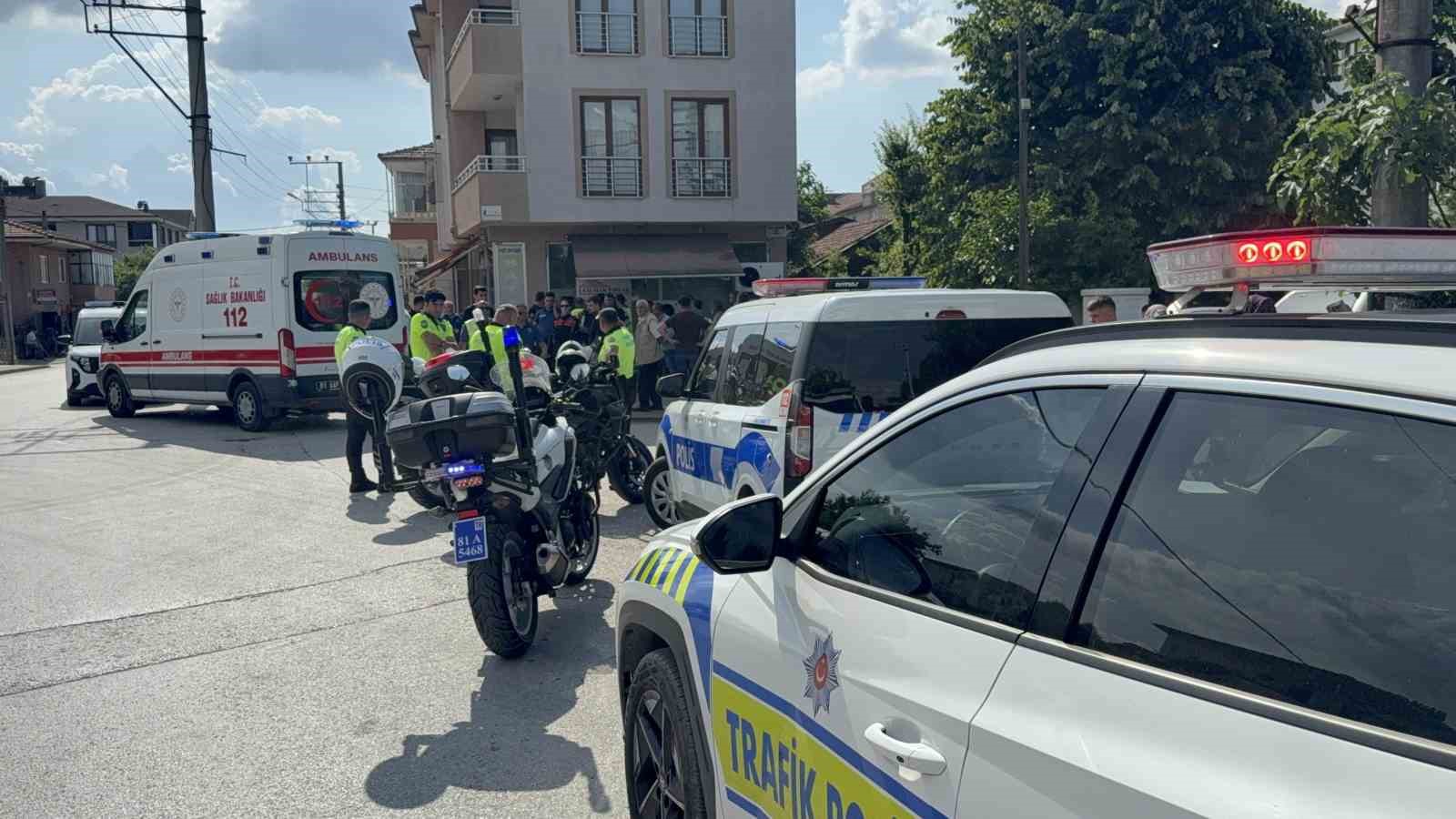 gelen-otomobilden-korktular-kaldirima-atlarken-yaralandilar