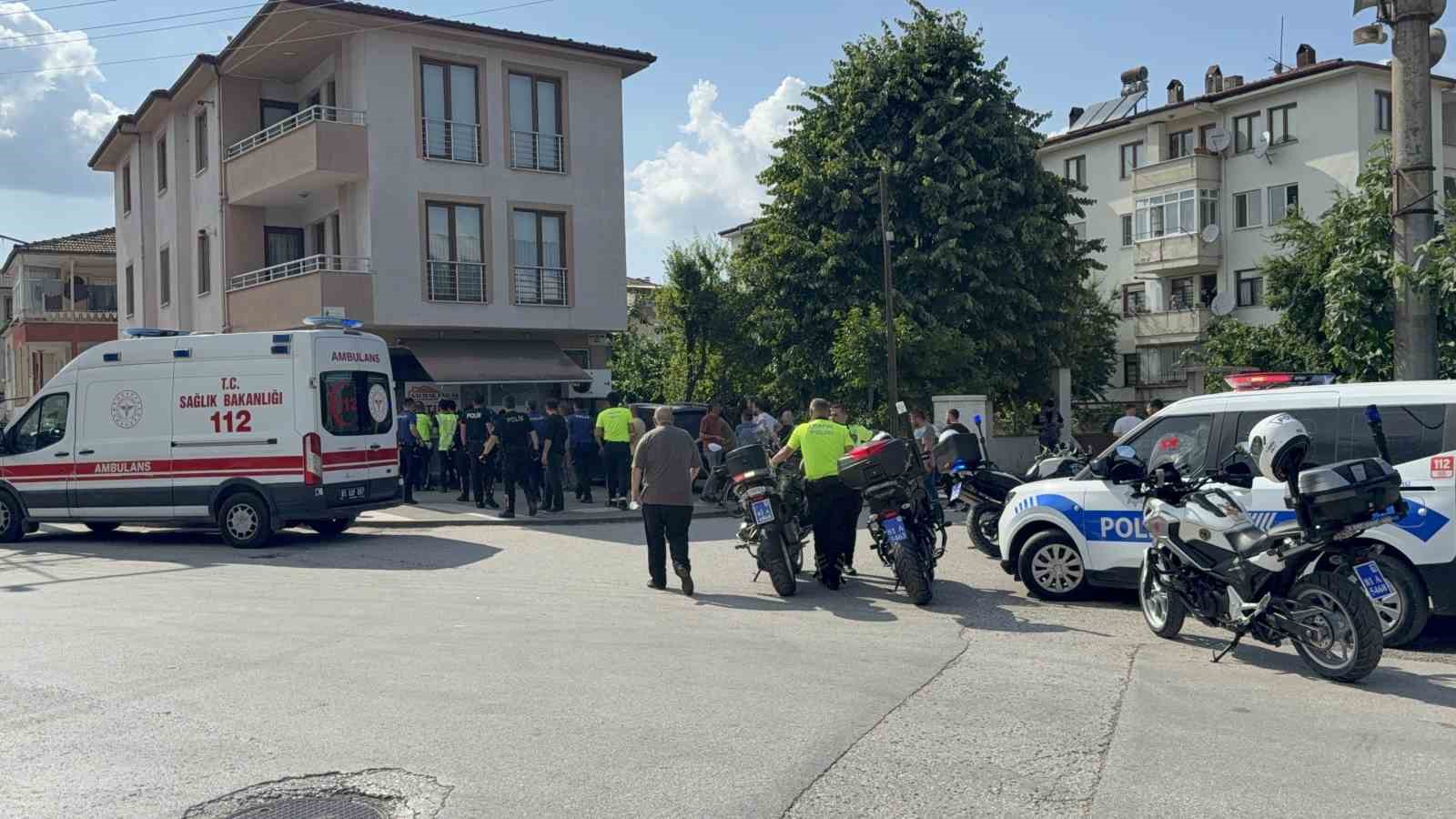 gelen-otomobilden-korktular-kaldirima-atlarken-yaralandilar