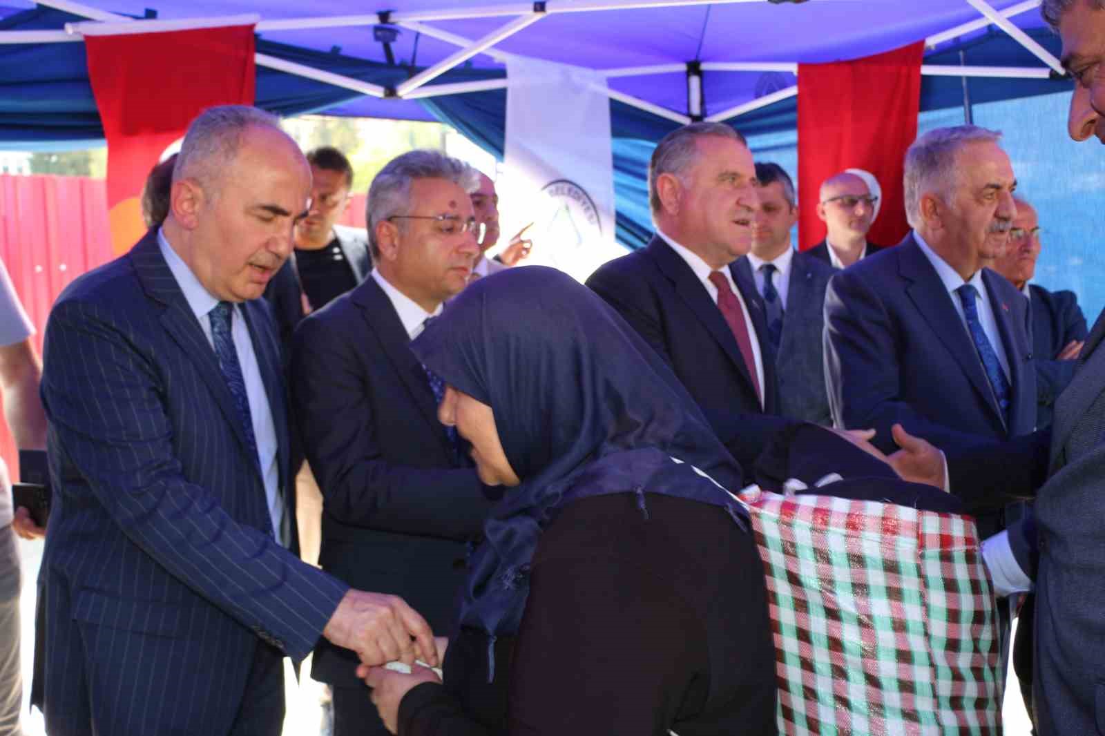 genclik-ve-spor-bakani-osman-askin-bak-rizede-bayramlasma-torenine-katildi