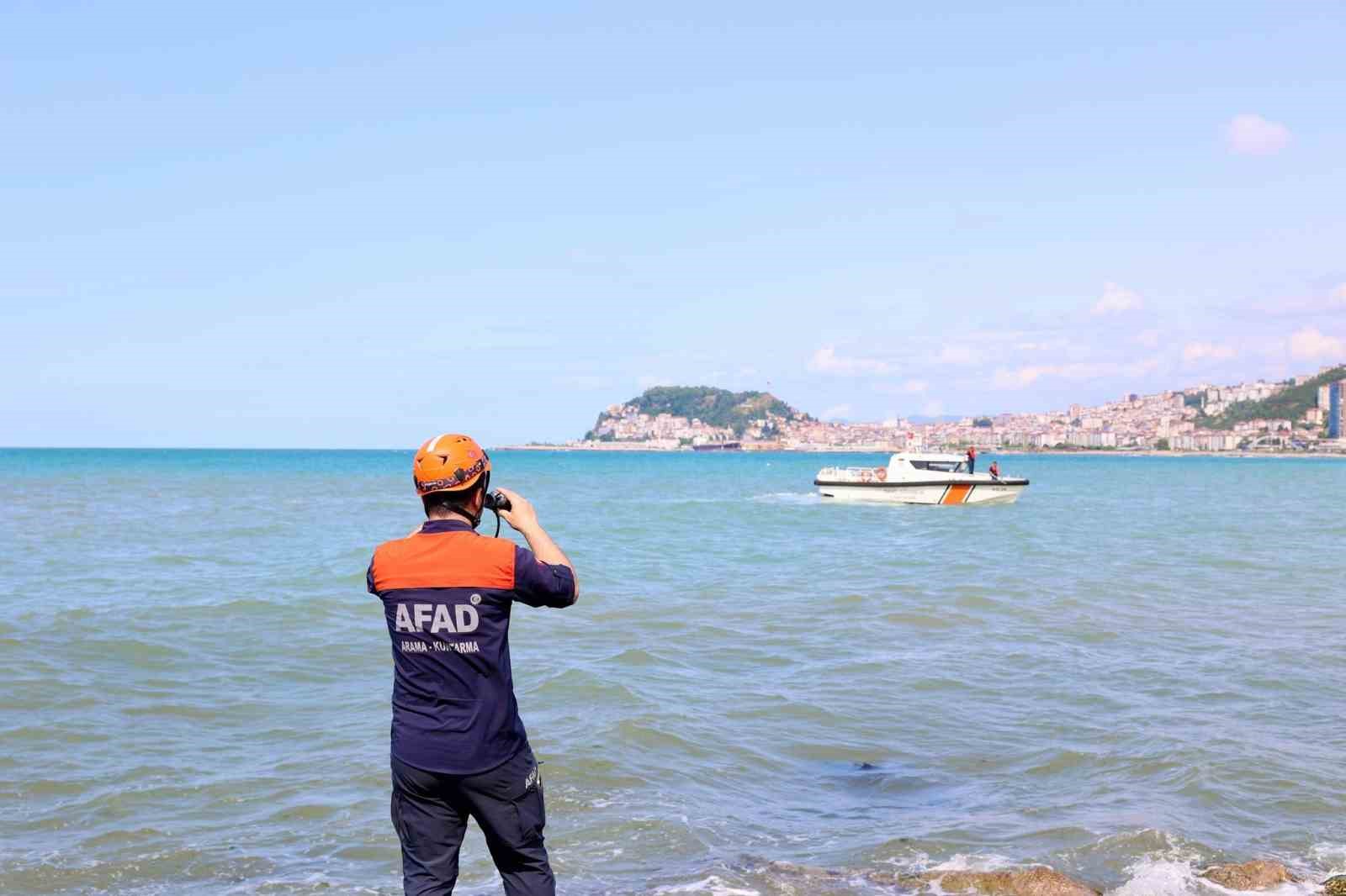 giresunda-denizde-akintiya-kapilan-cocugu-arama-calismalari-suruyor
