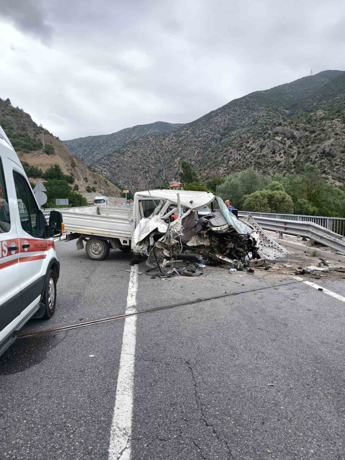gumushane-trabzon-yolunda-kamyonet-bariyerlere-carpti-1-olu-3-yarali