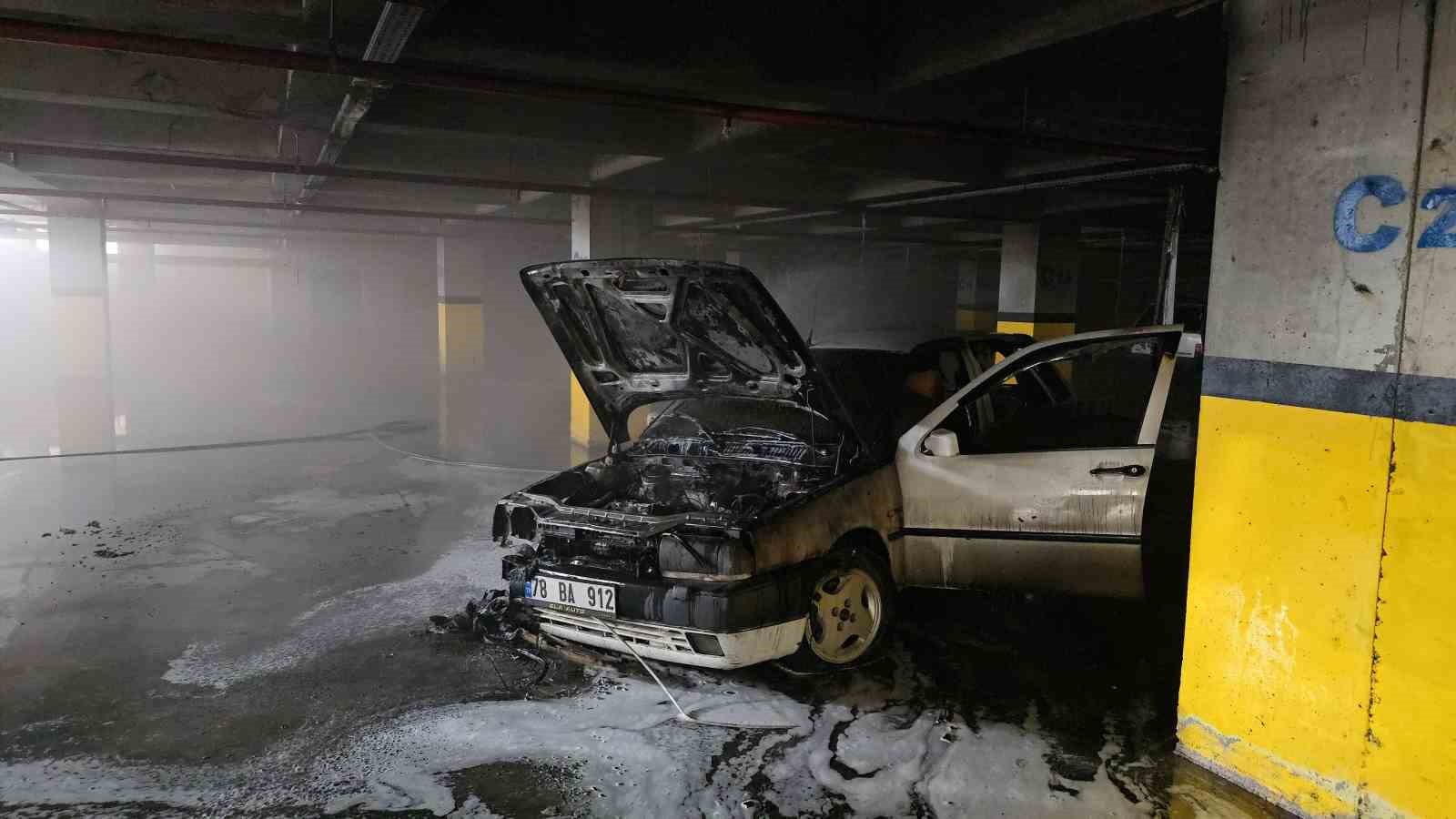 hastane-yanindaki-kapali-otoparkta-arac-yangini-panige-neden-oldu